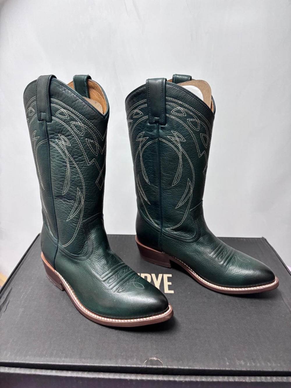 Frye Billy Pull On Deco Stitch Heeled Boots in Pine Size 8 New in Box